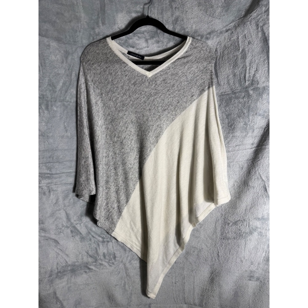 Chloe & Lex Grey Cream Cashmere Blend Colorblock V-Neck Asymmetrical Poncho OS
